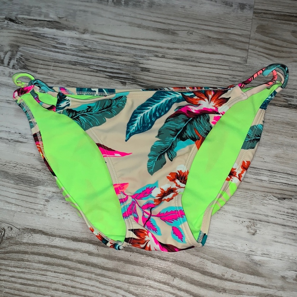 Floral bathing suit bottoms🌸